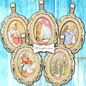 Puede incluir: Cinco colgantes ovalados de oro con imágenes de personajes de Peter Rabbit. Los colgantes presentan a Peter Rabbit, Benjamin Bunny, Flopsy Bunny, Mopsy Bunny y Cottontail.