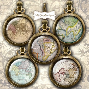 Puede incluir: Cinco colgantes de reloj de bolsillo de estilo antiguo con diferentes mapas del mundo vintage dentro del cristal. Los colgantes son de color dorado con una cadena unida a la parte superior.