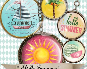 Könnte beinhalten: Satz mit sechs runden Bildern mit einem Durchmesser von 3,8 cm zum Thema Sommer. Die Bilder zeigen ein Segelboot, eine Palme, eine Wassermelone, eine Sonne und zwei Bilder mit dem Text "hello summer".