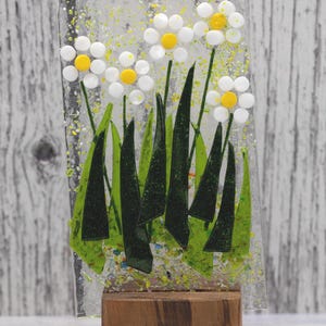 Gänseblümchen-Blume verschmolzenes Glas Suncatcher mit einem Holzständer, weiße Glas Gänseblümchen Geschenkidee, Gänseblümchen-Liebhaber-Geschenk, neues Hauptblumengeschenk