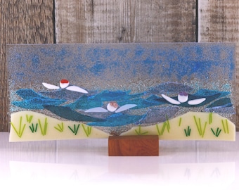Atrapasueños de vidrio fusionado con olas oceánicas para nadar en agua fría con soporte de madera, regalo para nadadores de agua fría, imagen de natación salvaje, regalo para nadar en aguas abiertas