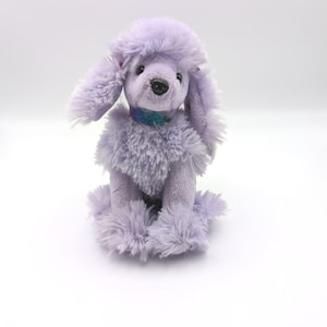 TY Beanie Poodle Demure, excelente estado Vintage Ty com etiqueta de novo, Beanie Baby Demure Roxo Colecionável TY Dog