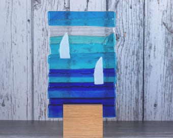 Atrapasol de vidrio fusionado azul con olas del océano y velero con soporte de madera, regalo con temática costera de playa, atrapasol de vidrio azul con olas