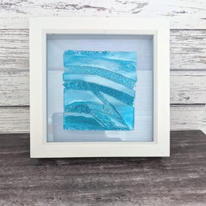 Art de la vague océanique en verre fusionné bleu : décoration murale côtière, tableau en verre bleu