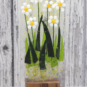 Gänseblümchen-Blume verschmolzenes Glas Suncatcher mit einem Holzständer, weiße Glas Gänseblümchen Geschenkidee, Gänseblümchen-Liebhaber-Geschenk, neues Hauptblumengeschenk