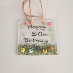 Mini Happy Birthday 50th Fusing Glass Sonnenfänger. Besonderes Geschenk zum 50.Geburtstag. Personalisierte 50.Geburtstagsgeschenk