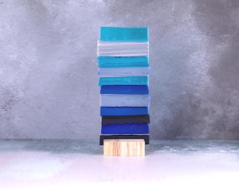 Panel atrapasoles de vidrio fusionado azul con forma de ola oceánica con soporte de madera, regalo con temática costera y playera, regalo de vidrio azul con forma de ola.