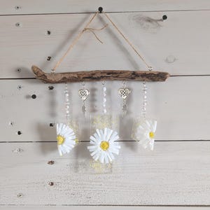 Gänseblümchen Blume verschmolzen Glas Sun Catcher, weiße Gänseblümchen Blumen Geschenk, weiße Blume Treibholz Garten Wand Kunst, neues Zuhause Geschenk