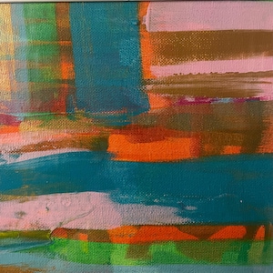 Könnte beinhalten: Abstrakte Malerei mit einer Mischung aus Farben wie Türkis, Orange, Rosa und Gold. Das Kunstwerk zeigt horizontale und vertikale Pinselstriche, die einen strukturierten und geschichteten Effekt erzeugen. Das Gemälde ist gerahmt.
