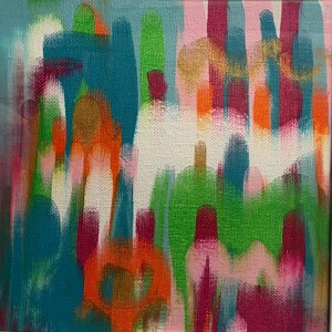 Könnte beinhalten: Abstrakte Kunstmalerei mit strukturierter Leinwand. Das Kunstwerk zeigt vertikale Pinselstriche in Türkis, Grün, Orange, Rosa und Weiß. Goldakzente sorgen für einen Hauch von Schimmer. Das Gemälde hat ein quadratisches Format.