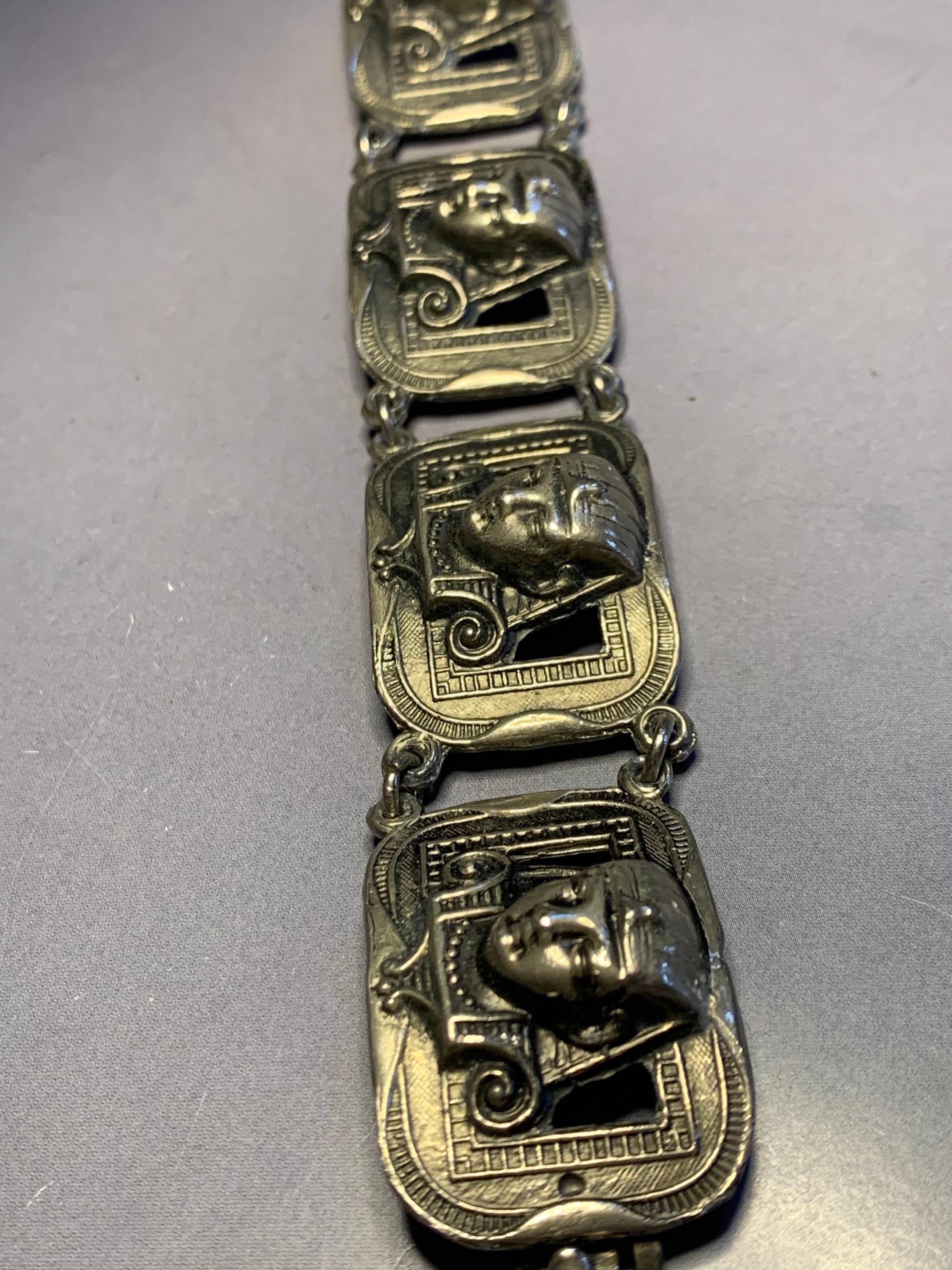 Bracelet Ancien En Argent Avec Décor égyptien Sphinx Pharaon - Longueur 39 Cm