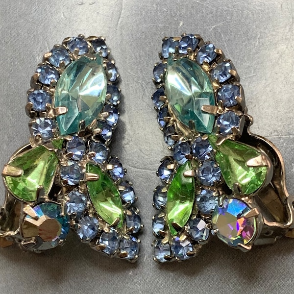 GORGEOUS DESIGNER WEISS Clip On Sparkling Blue Green Silver Earrings Signed Party Glamour Couture Avantgarde Vintage 1960s Floral Leaf Spray