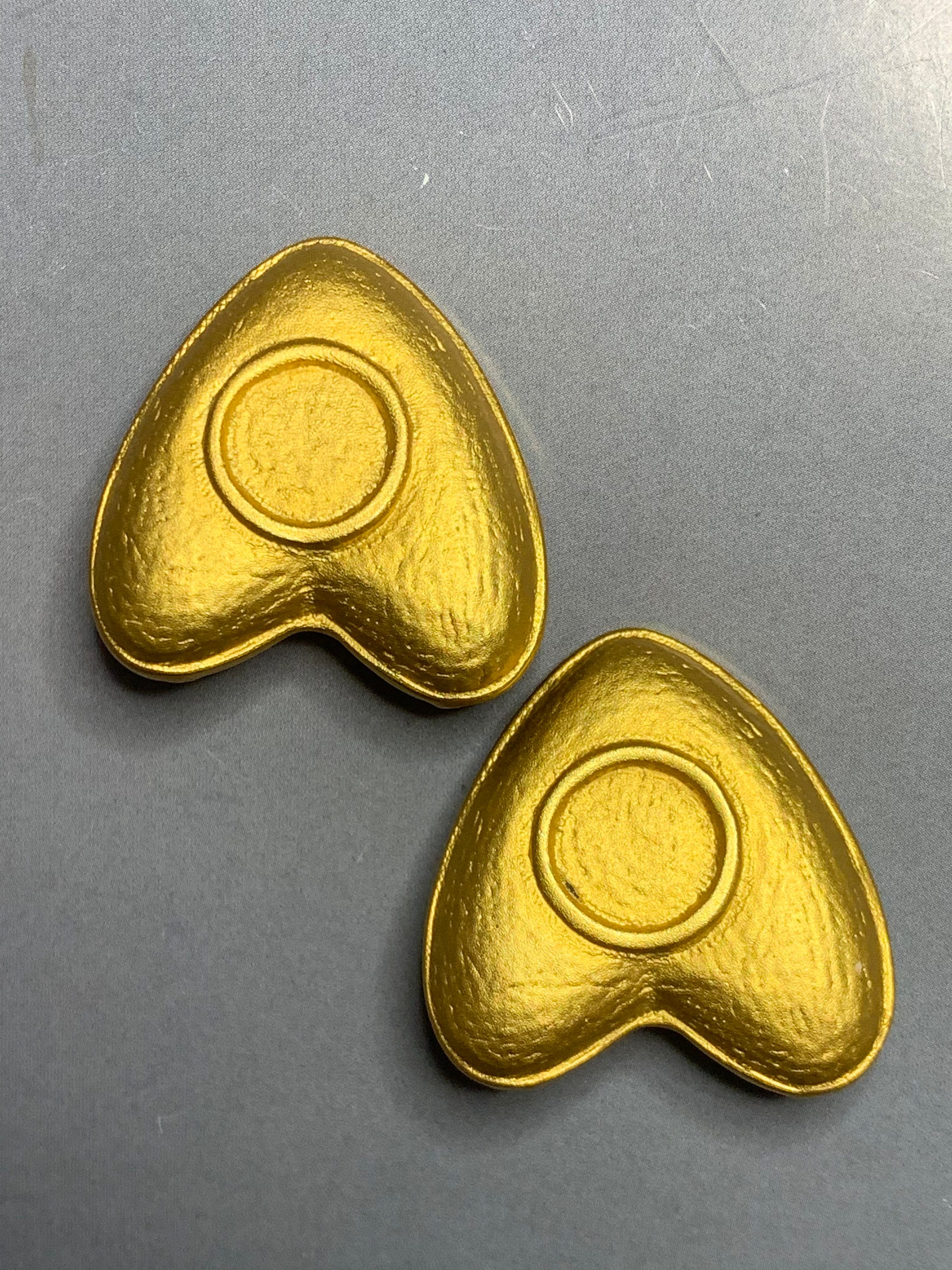 Broche Cœur Escada En Métal Doré - Bijou Vintage En Excellent état, Parfait Pour Un Look élégant