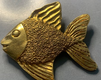 MARAVILLOSO ESCULTURAL Diseñador FRANCÉS Jacky de G Fish Broche chapado en oro firmado 1980 modernista Art Avantgarde Declaración firmada Alta costura