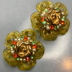 MAGNIFIQUE CRÉATEUR FRANÇAIS Jacky De G fleur marguerite résine cristal à clip sur grosses boucles d'oreilles signée Déclaration Avant-garde vintage des années 1980 Couture