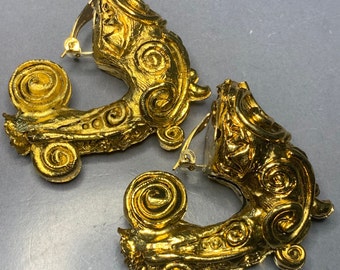Verbazingwekkende JACKY DE G Vintage Designer Hoorn des overvloeds Sierlijke Gouden Ingewikkelde Etruskische Barokke Franse Enorme Verklaring Runway ONDERTEKEND Clip Op Oorbellen