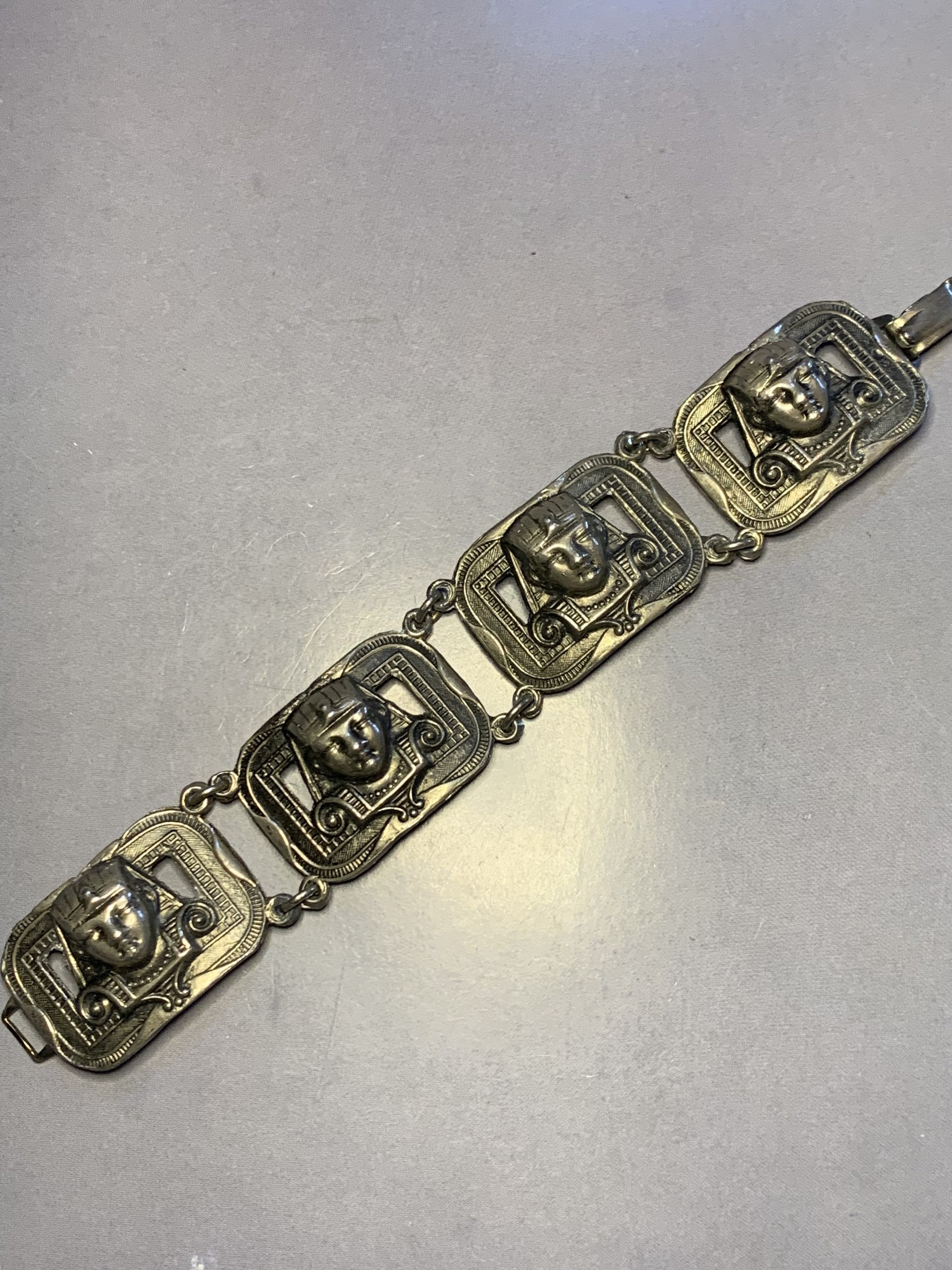 Bracelet Ancien En Argent Fin – Motifs égyptiens Sphinx Et Pharaon – Longueur 39 Cm