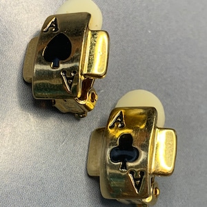 ENCANTADOR SUTIL VINTAGE As de espadas As de clubes Chapado en oro Negro esmaltado Clip en pendientes, para el jugador de la fiesta de casino de juego de cartas, S