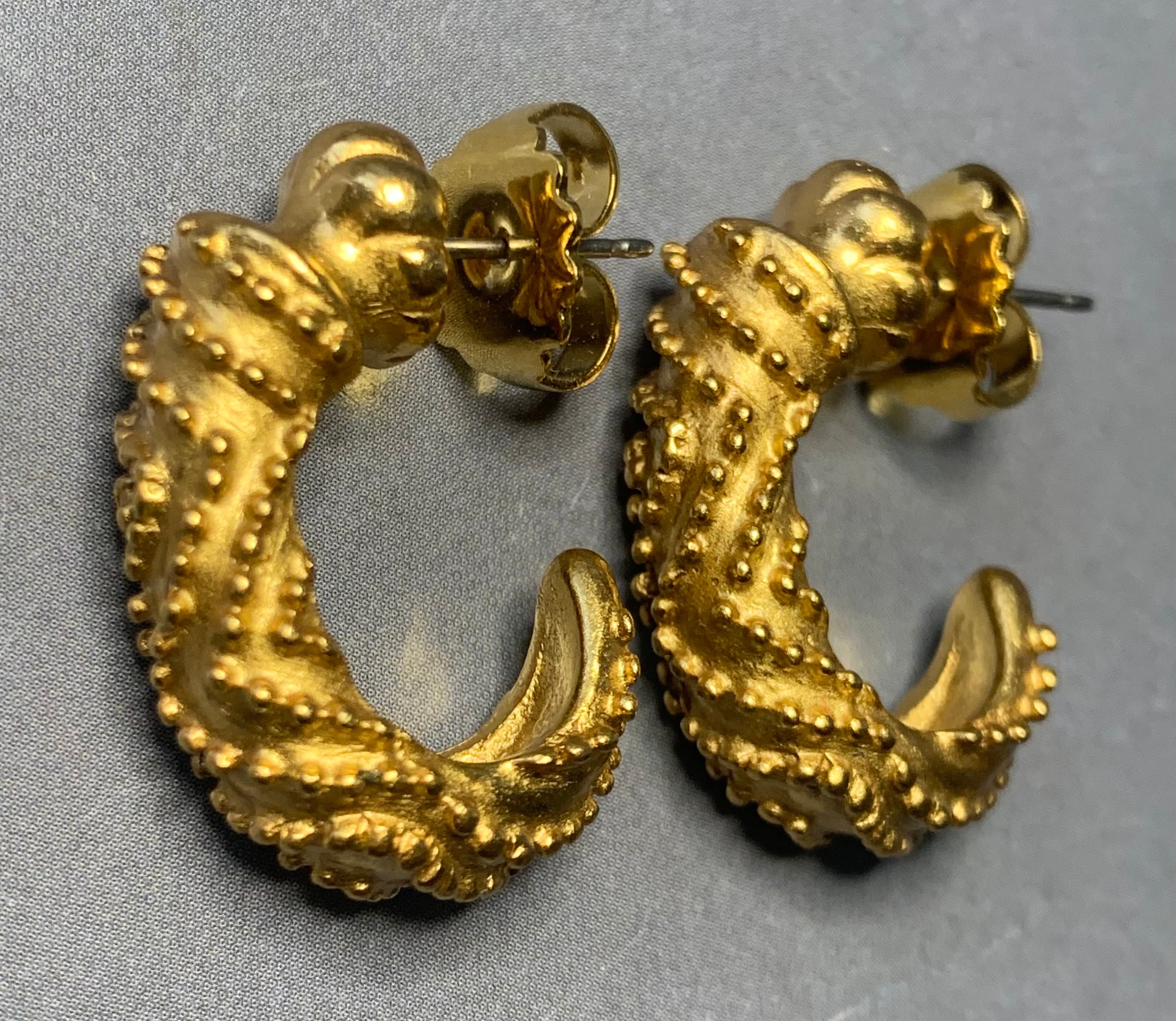 INTRICATE Vintage DESIGNER FRANKLIN Mint Gold Earrings Half Hoop For pierced, Signed Elegant Runway Avantgarde Couture Greek etruscan Design