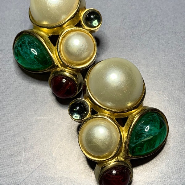 SIGNED Cosmati Italian Rome vintage DESIGNER Green Red Black Colored GRIPOIX Delicate Glass Cabochon With Faux Pearls Big Clip On Earrings