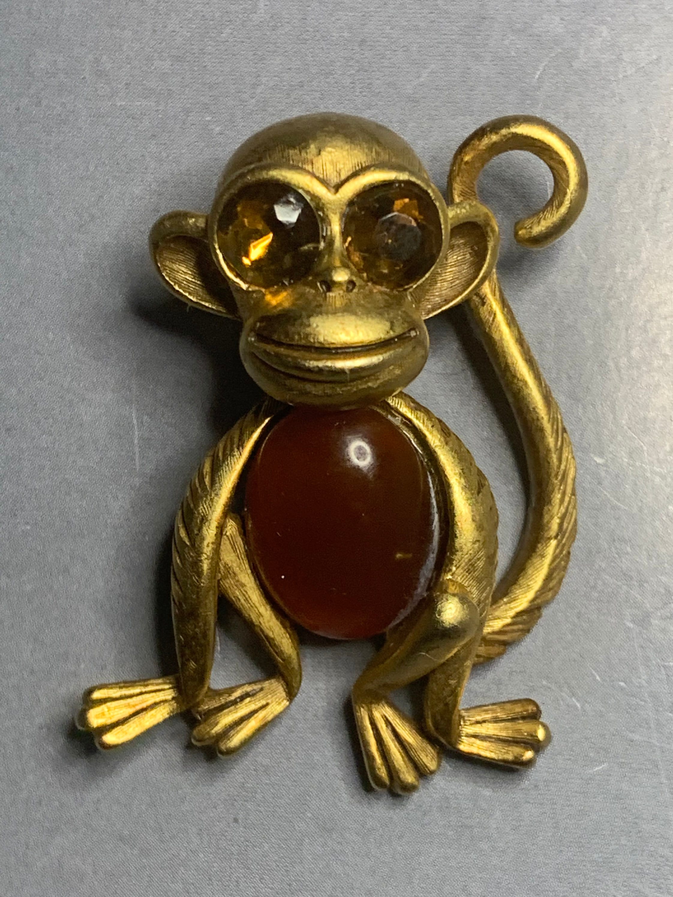 GORGEOUS VINTAGE MONKEY Brooch Gold Plated Jelly Belly Glass