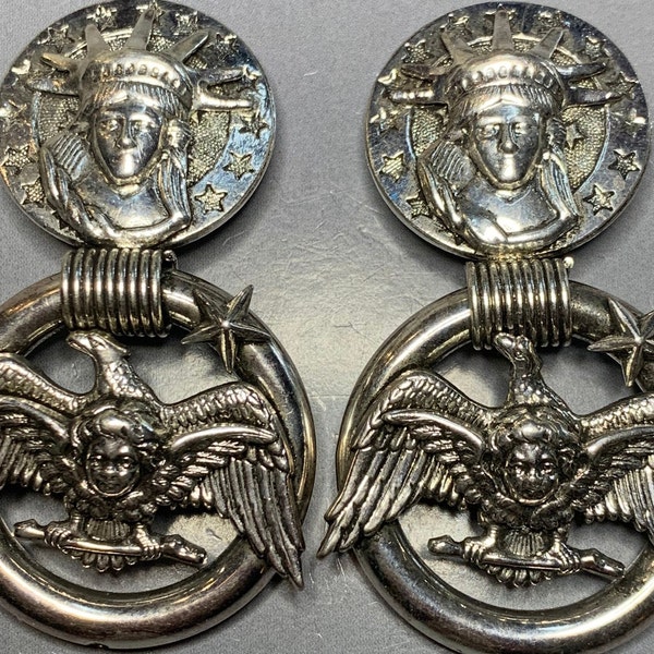 Superbe ZOE COSTE FRANCE Statue de la Liberté New York Aigle Américain Ange Chérubins Etoiles Métal Argenté Heurtoir Rare Boucles D'oreilles Clip Pendantes