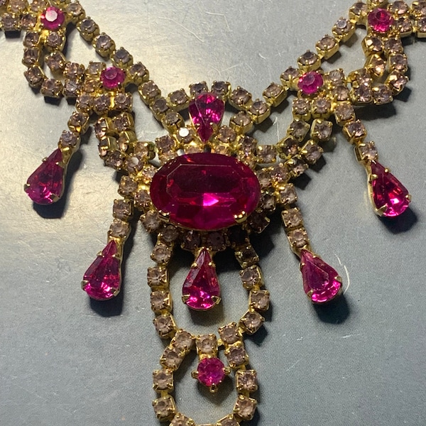 VINTAGE CRYSTAL LAVALIERE Necklace Hot Cerise Pink On Gold Waterfall Statement Sparkling Glamour Evening Party 1950s 1960s Hollywood Couture