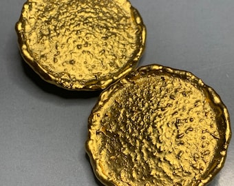 GORGEOUS DESIGNER Chris de Brett For SPHINX Clip On Earrings Vintage Hammered Textured Gold Plated Coin Disc Signed Runway Statement 1980&#39;s