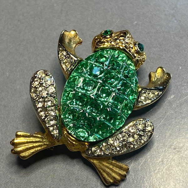 LOVELY KENNETH Jay LANE Vintage Frog Brooch with Emerald green and clear cut glass stone crystals set In Gold metal,Signed Runway bug Nature