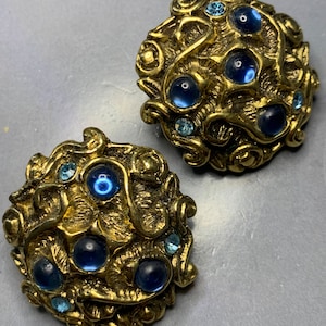 FABULOUS rijk versierd goud ETRUSCAN Jacky De G blauwe cabochon designer clip-on oorbellen Byzantijnse Griekse avant-garde Franse catwalk statement
