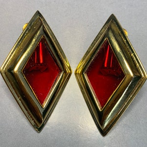 1980-tals LERITZ SPANSKA Designer Guld Diamantform Rubinröd Harts Art Deco-stil Great Gatsby Statement Glamour Signerade Klipp Örhängen