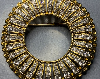 Broche ronde grand cercle et grand cercle en cristal doré JACKY Kennedy vintage de CRÉATEUR MERVEILLE, cadeau Glamour Couture emblématique signé des années 1980