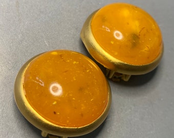 LOVELY VINTAGE BUTTERSCOTCH Resin Domed Cabochon matte Gold Clip On Earrings Statement Glamour Runway Couture Summer Avantgarde Vibe 1980s