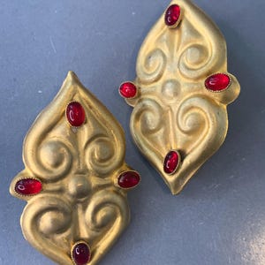 VINTAGE ETRUSCAN GREEK Style Matte Gold Plated Clip On Earrings Red Glass Cabochons 1980s Vintage Runway Statement Avantgarde Glamour