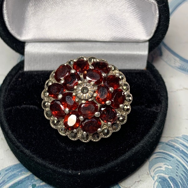 Vintage huge 15 garnets and marcasites sterling silver cocktail ring, Art Deco style