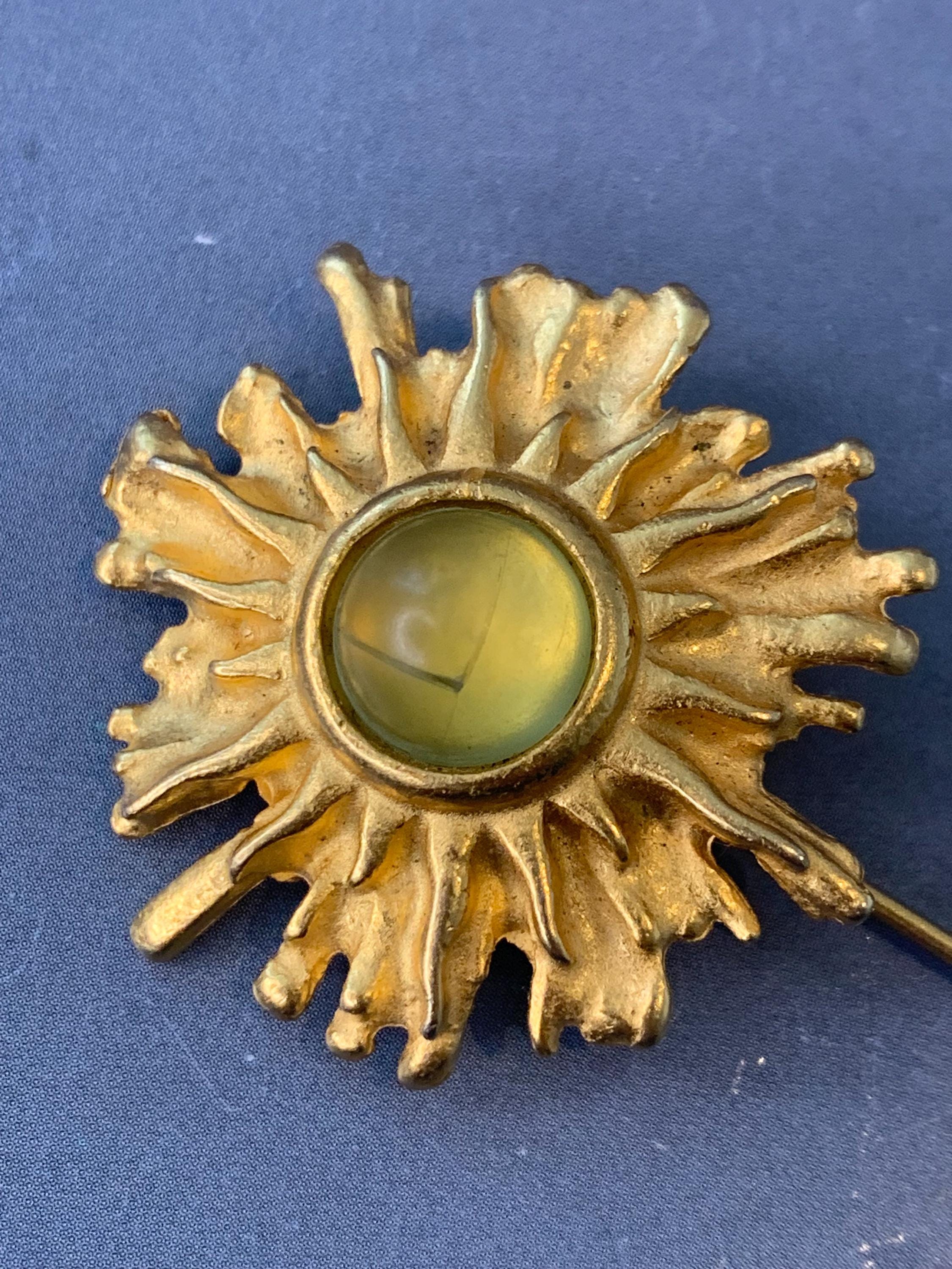 Broche épingle Vintage Cécile Jeanne - Fleur En Métal Doré Avec Strass - Très Bon état