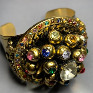 FANTASTISK, livfull, flerfärgad designerarmband i vintage-stil, guldmetall, mogulsk bysantinsk stil, statement-glamour couture från 1980-talet