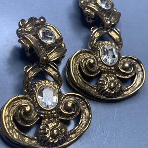FABULOUS BAROQUE DESIGNER Large Les Bernard Gołd Long Dangly Ornate Etruscan Drop clip On earrings Vintage 1980s Statement Glamour Couture