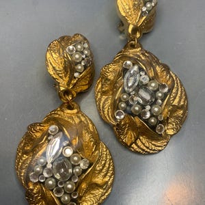 FABULOSO DISEÑADOR FRANCÉS Jacky De G Pendientes largos colgantes con clip Cristales de flores doradas Perlas de imitación Firmado Avantgarde Glamour Summer Statement