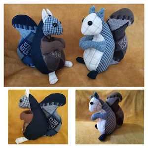 Op de afbeelding: Vier handgemaakte pluche eekhoorn speelgoedjes. De eekhoorns zijn gemaakt van verschillende stoffen met patronen in tinten blauw, bruin en wit. De eekhoorns zitten allemaal rechtop met hun staarten opgerold achter zich.