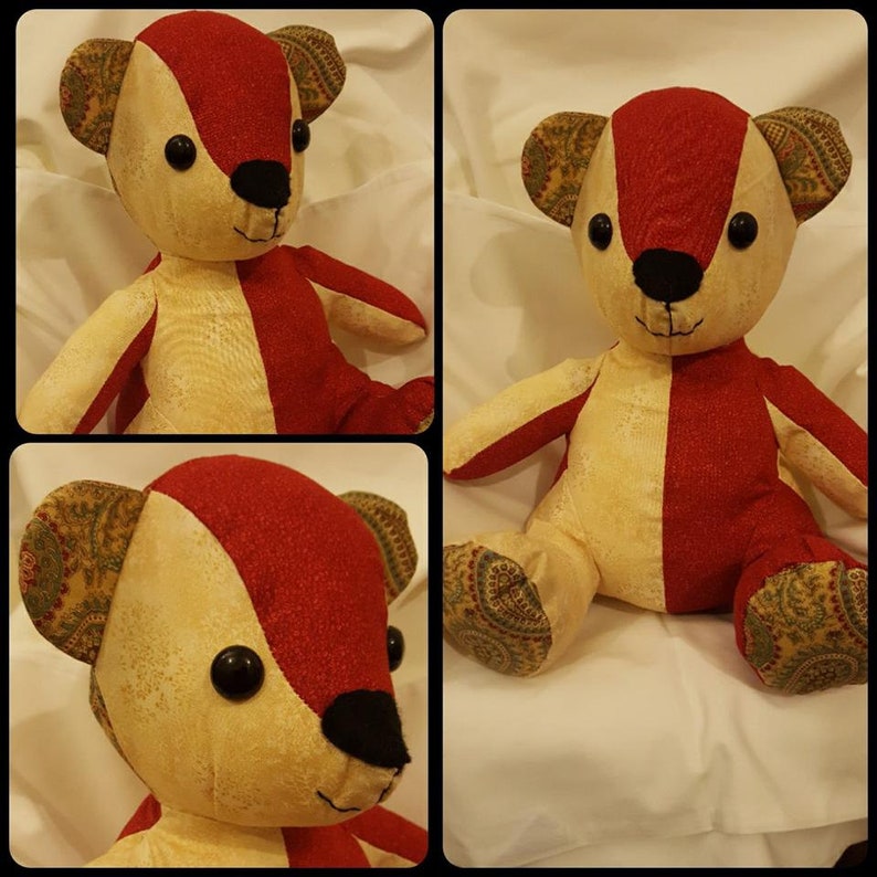 Pu&ograve; includere: Un orsacchiotto di peluche fatto a mano con un design patchwork rosso e crema. L'orso ha occhi di bottone neri e un naso nero. L'orso &egrave; seduto su una superficie bianca.