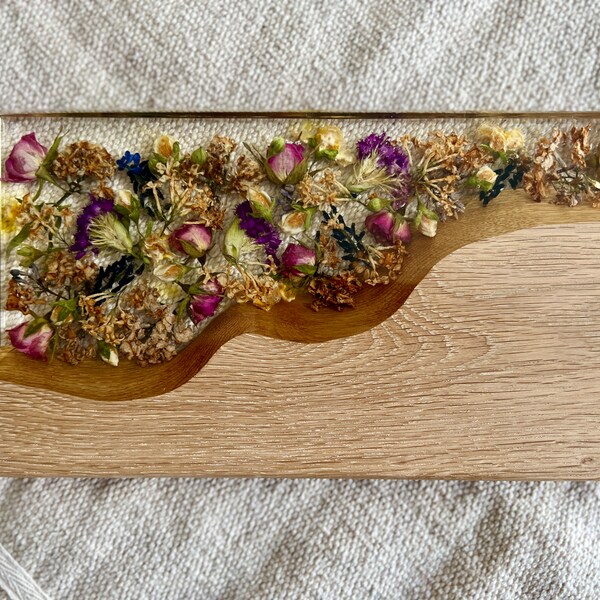 Handmade wood and resin cutting/serving board, Cutting Board Serving Board | Walnut Cutting Board | Epoxy Cutting Board Daisies Flowers