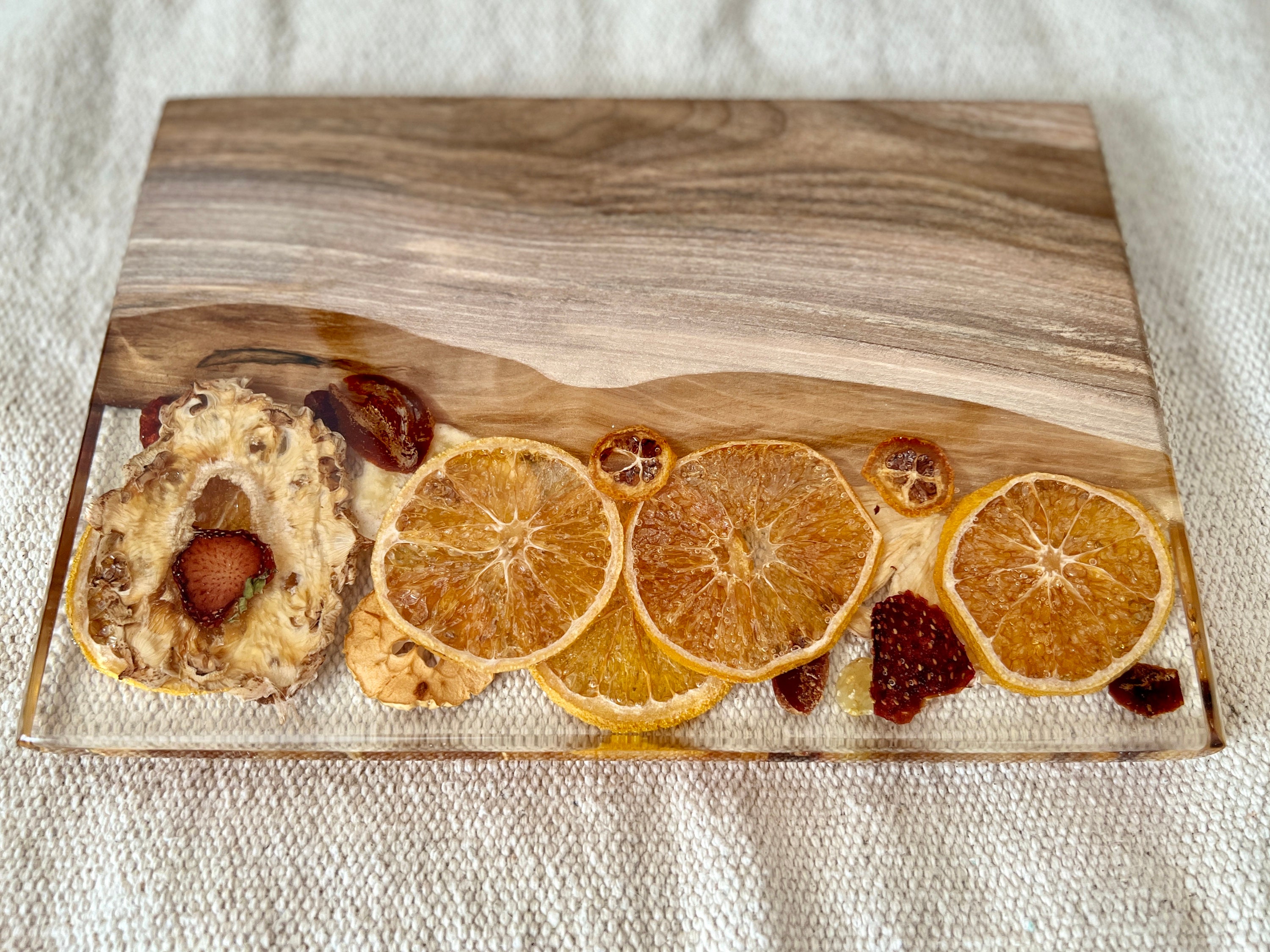 Planche à découper en bois d'acajou en forme de feuille, fabriquée à la