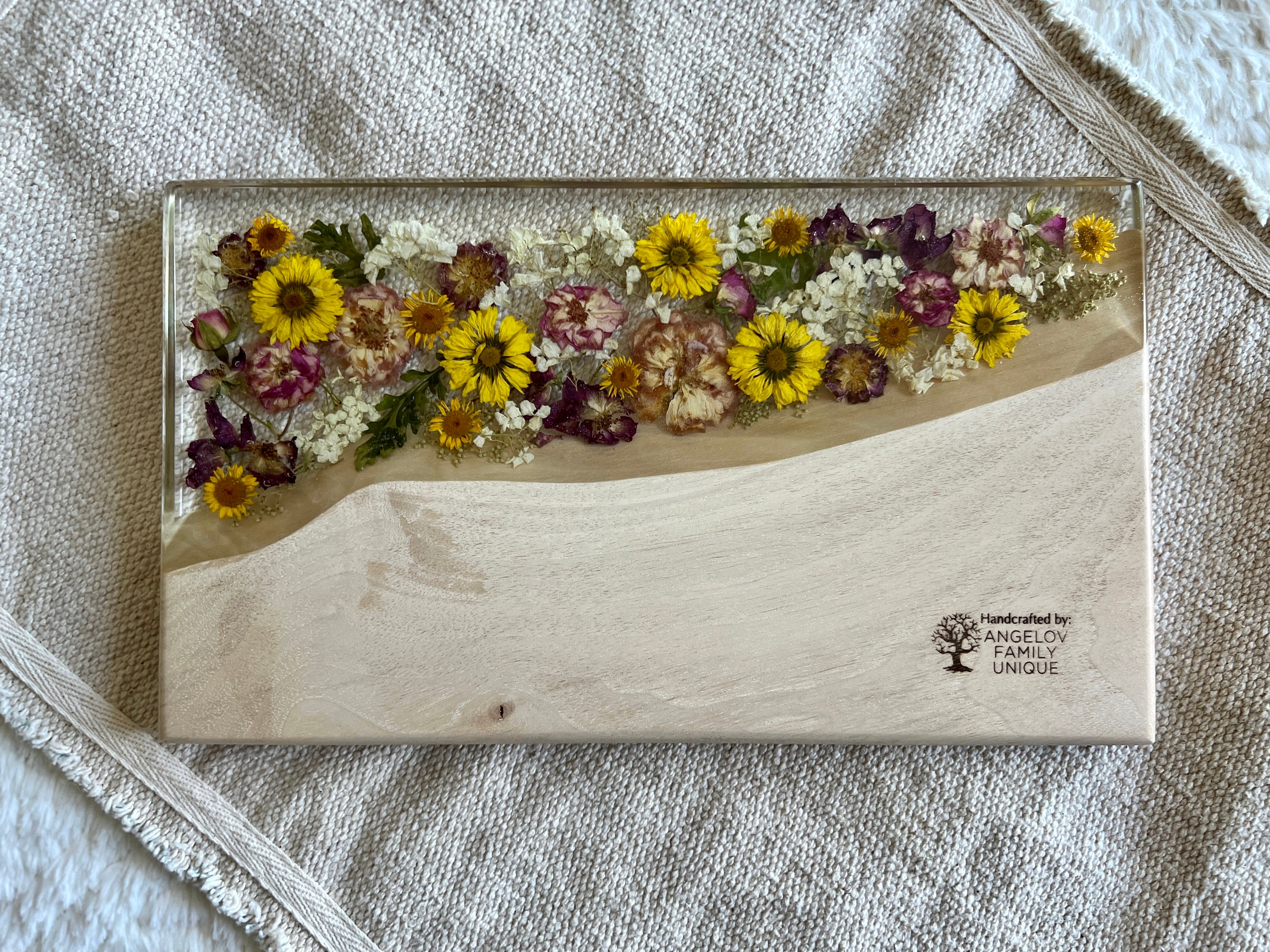 Wooden Board With Transparent Resin and Dried Flowers sunflowers,  Calendulas, Chrysanthemums, Eucalyptus Epoxy Resin Resin Tray - .de