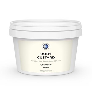 Puede incluir: Un tarro de pl&aacute;stico blanco de crema corporal, etiquetado como "Body Custard" con el texto "Paraben-free; Sulfate-Free; DEA-free" y "Cosmetic Base" y "500g (17.63 oz.)".