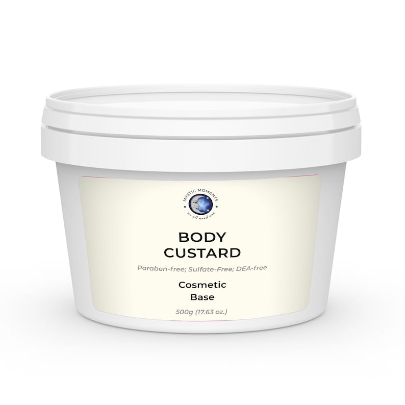 Puede incluir: Un tarro de pl&aacute;stico blanco de crema corporal, etiquetado como "Body Custard" con el texto "Paraben-free; Sulfate-Free; DEA-free" y "Cosmetic Base" y "500g (17.63 oz.)".