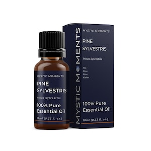 Puede incluir: Una botella de 10 ml de aceite esencial de pino silvestre puro al 100%. La botella es de vidrio marrón con una tapa negra y una etiqueta. La etiqueta dice "Mystic Moments Pine Sylvestris Pinus Sylvestris 100% Pure Essential Oil 10ml (0.33 fl. oz.)"