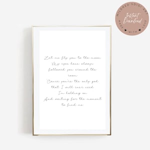 Può includere: Un design di arte da parete stampabile con un testo di canzone in bianco su uno sfondo bianco. Il testo recita: "Let me fly you to the moon. My eyes have always followed you around the room. 'Cause you're the only god that I will ever need. I'm holding on. And waiting for the moment to find me."