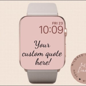 Könnte beinhalten: Ein rosa und weißes Apple Watch-Zifferblatt mit einer Digitaluhr, die "FRI 23 10:09" anzeigt. Der Text "Your custom quote here!" wird unter der Uhr angezeigt. Ein rosa Kreis mit dem Text "Sofortiger Download Hergestellt mit Liebe" befindet sich in der unteren rechten Ecke des Bildes.