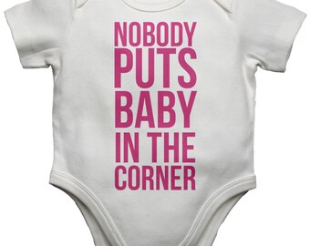Nessuno mette BABY nell/' angolo-NUOVA manica lunga Baby Gilet Unisex BODYSUITS